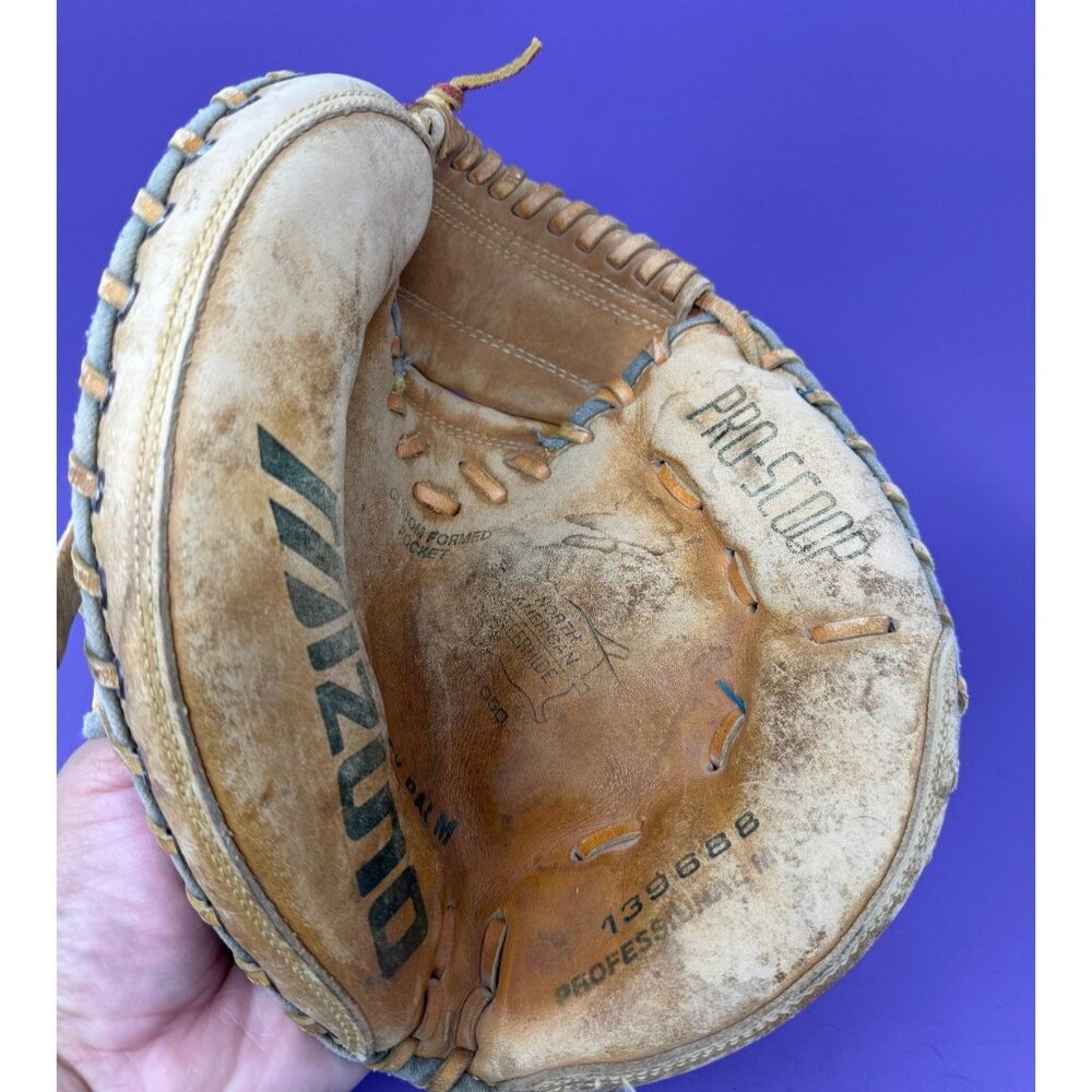 Mizuno Catchers Mitt Right Hand Throw MT 1050 Pro Model Pro Scoop Leather Glove